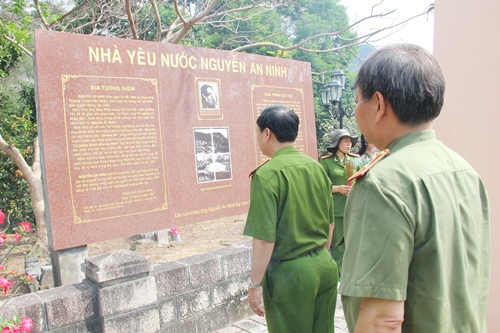 Thăm quan bia tưởng niệm Nhà yêu nước Nguyễn An Ninh